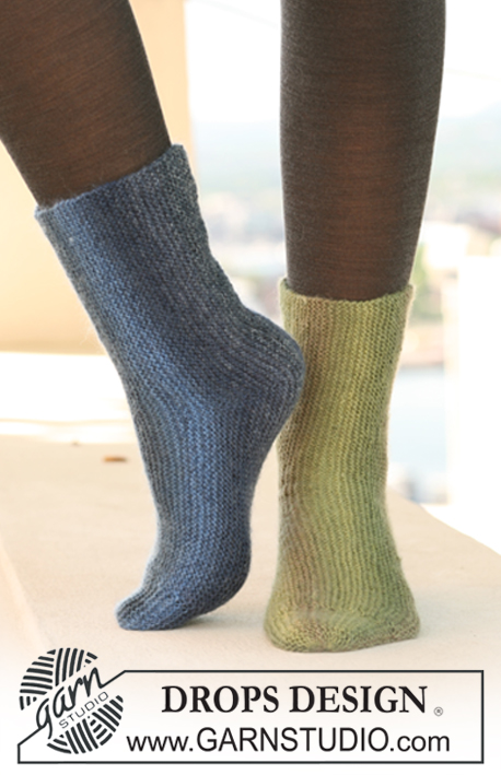 Side Wise / DROPS 122-20 - DROPS ponožky pletené napříč vroubkovým vzorem z příze Delight. 