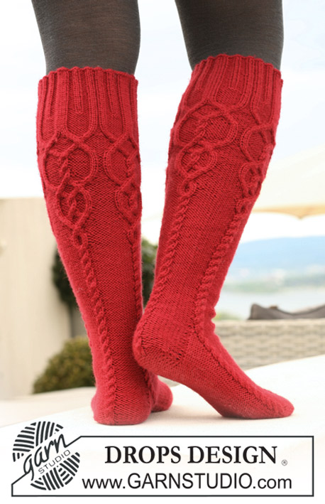 Celtic Red / DROPS 122-27 - DROPS ponožky – podkolenky s copánkovým vzorem pletené z příze Karisma.