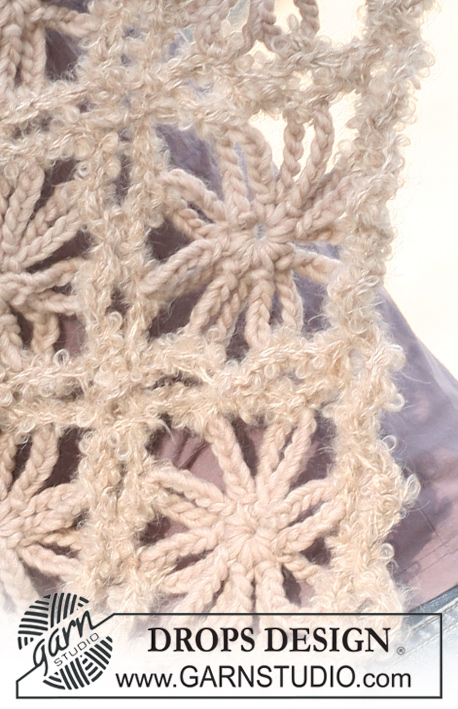 Sea Of Flowers / DROPS 123-8 - Xaile DROPS em croché em ”Snow” e ”Puddel”. 