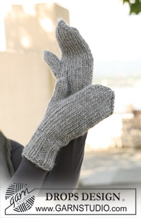 DROPS 125-22 - Basic DROPS mittens in stocking st in ”Snow”.