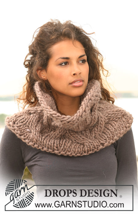 DROPS 125-34 - Knitted DROPS neck warmer with cables in ”Polaris”.