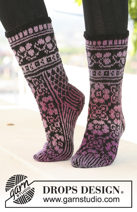 Ring of Roses Socks / DROPS 126-4 - DROPS ponožky s květinovým vzorem z přízí Delight a Fabel.