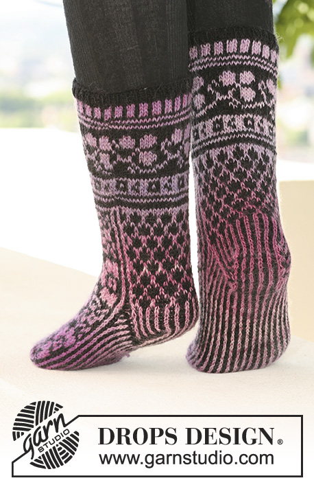 Ring of Roses Socks / DROPS 126-4 - DROPS ponožky s květinovým vzorem z přízí Delight a Fabel.