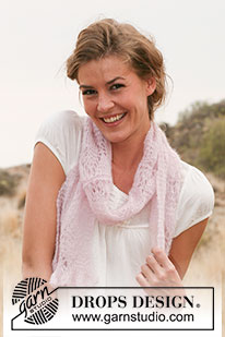 Plumette / DROPS 127-11 - Knitted DROPS scarf with bell edge and lace pattern in Vivaldi.