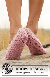 Tippy Toes / DROPS 127-36 - Crochet DROPS slippers in Nepal.