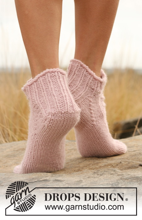 One Time Dance / DROPS 127-37 - Knitted DROPS short sock with lace pattern in Nepal. 