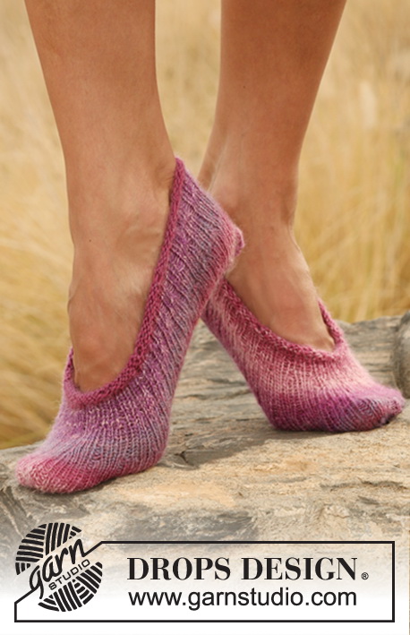 Tim Tam / DROPS 129-19 - Knitted DROPS slippers in rib in ”Delight”. 