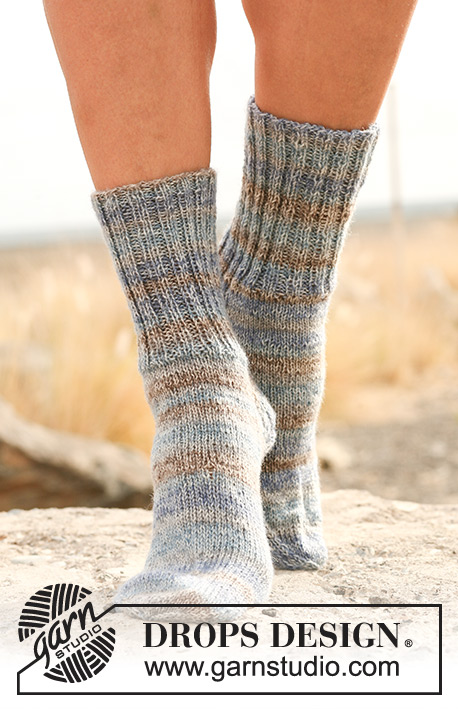 Pennine / DROPS 130-15 - Knitted DROPS socks with rib in Fabel. 
All from children to men sizes.
