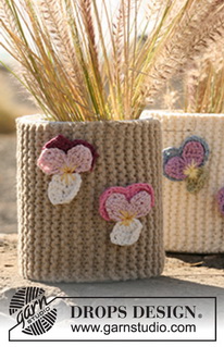 Playful Pots / DROPS 130-35 - Knitted DROPS flowerpot decoration in Ice with crochet flowers in “Muskat”.