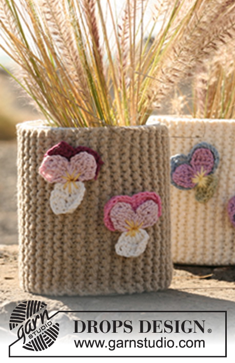 Playful Pots / DROPS 130-35 - Knitted DROPS flowerpot decoration in Ice with crochet flowers in “Muskat”.
