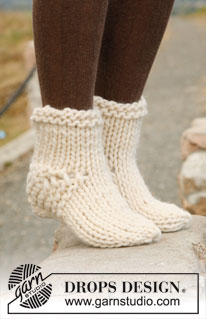 Free patterns - Christmas Socks & Slippers / DROPS 131-25