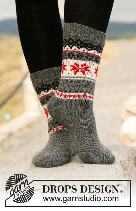 Fjord Rose / DROPS 131-42 - Knitted DROPS socks with Norwegian pattern in ”Fabel”.
