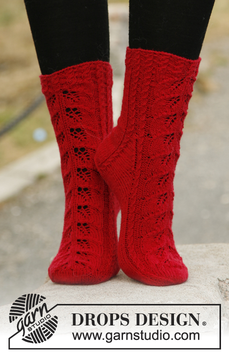 Autumn Glow / DROPS 131-44 - Knitted DROPS socks with lace pattern in Fabel.