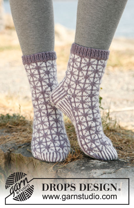 Silver Star / DROPS 132-7 - DROPS pletené ponožky se vzorem z příze „Karisma“.