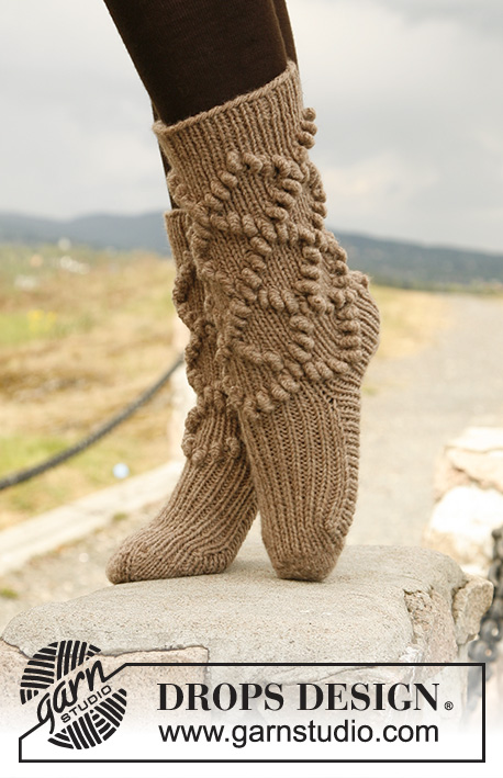 Poppy / DROPS 134-41 - DROPS ponožky s nopkami pletené patentem z příze „Nepal“.