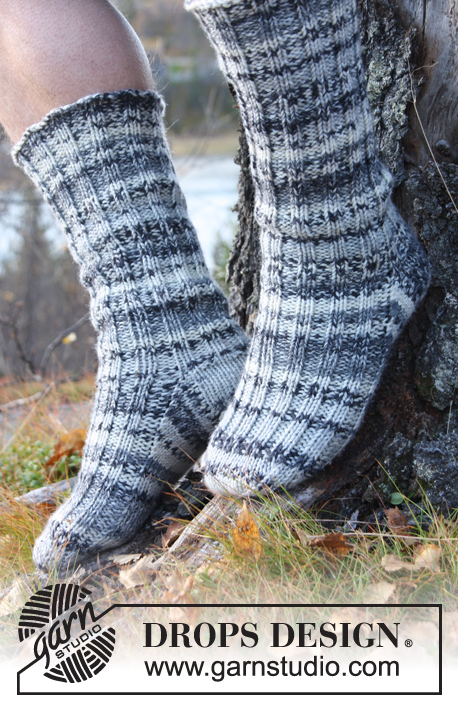 Woolies / DROPS 135-10 - DROPS pánské ponožky pletené žebrovým vzorem z příze Big Fabel. 
