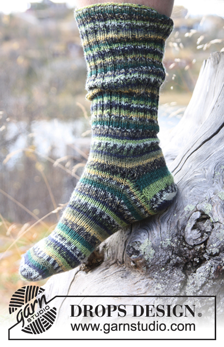 Woodlands / DROPS 135-12 - Knitted socks for men in rib and stocking st, in 1 thread DROPS Fabel. Size 38-46