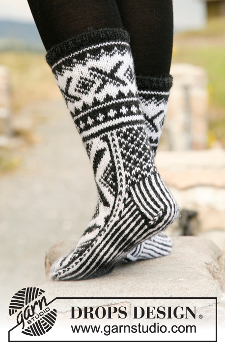 Shadowfax / DROPS 135-7 - Stickade sockor till herr med nordiskt mönster i DROPS Karisma. Stl 35 till 46