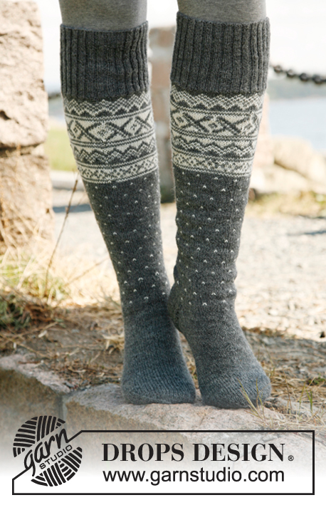 Snowfall / DROPS 135-8 - Stickade sockor till herr med nordiskt mönster i DROPS Fabel. stl 35 till 46