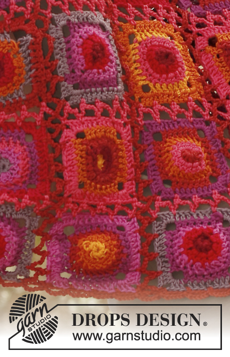 Firenza / DROPS 136-12 - Chal DROPS, en ganchillo / crochet, con aplicaciones “Granny” en “Muskat”.