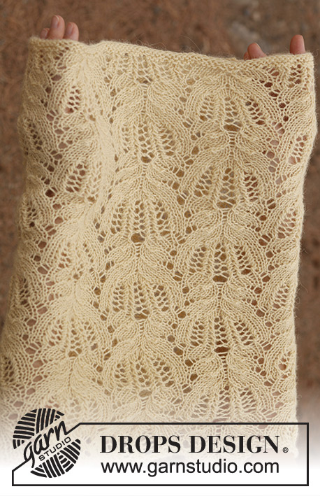 Buttercream / DROPS 137-13 - Knitted DROPS neck warmer with lace pattern in ”Alpaca”.