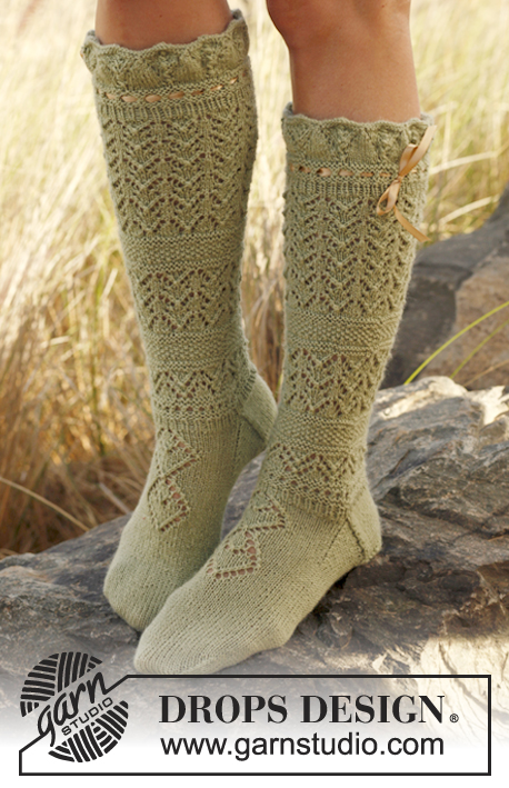 Antoinette / DROPS 137-36 - Csipkemintás kötött zokni „Alpaca” fonalból