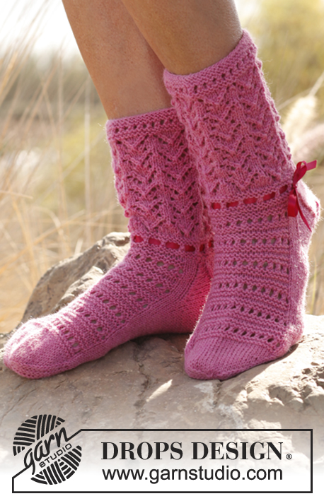 Rosie / DROPS 137-37 - Knitted DROPS socks with lace in Fabel. 