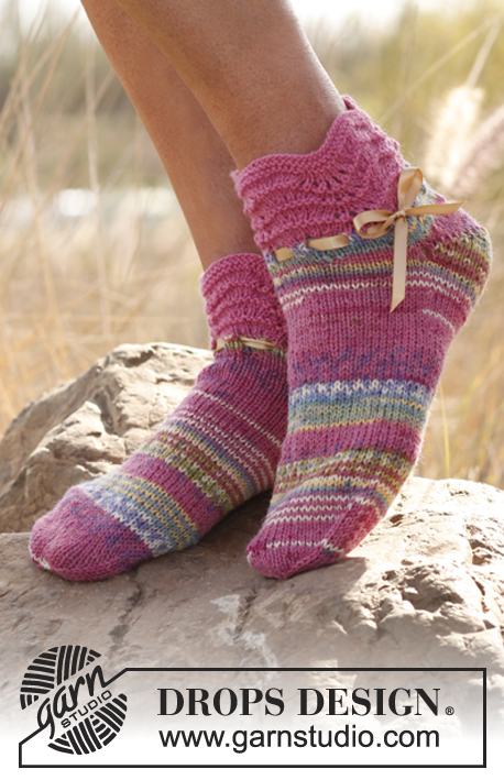 Sweet Feet / DROPS 138-27 - Krátké ponožky s vlnkovým lemem pletené z příze DROPS Fabel. Velikost: 35-43.
