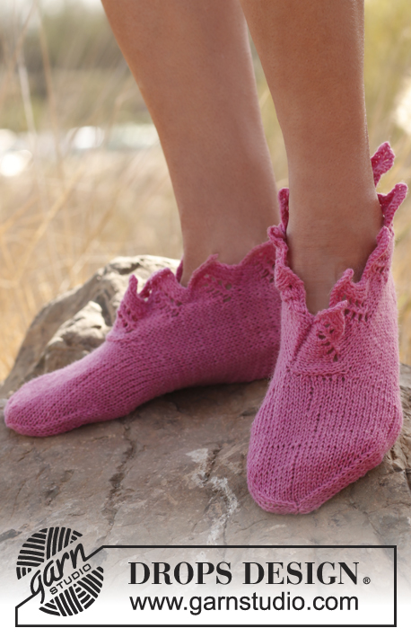Lady Marion / DROPS 138-28 - Knitted DROPS slippers with lace edge in Fabel.