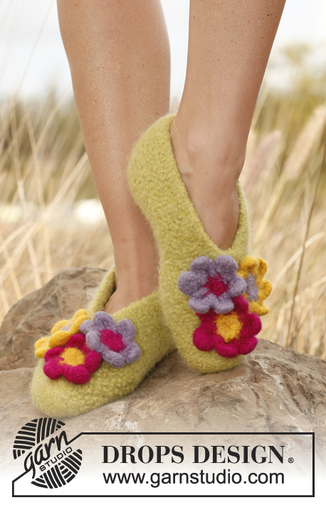 Magnolia / DROPS 139-16 - Felted DROPS slippers with flowers in ”Snow”. 