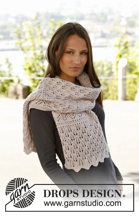 Soft Magnolia / DROPS 141-10 - Knitted DROPS scarf with lace pattern in ”Karisma”. 
