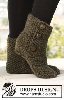 St Louis Boots / DROPS 142-36 - Knitted DROPS slippers in moss st in ”Snow”. Size 35 to 42