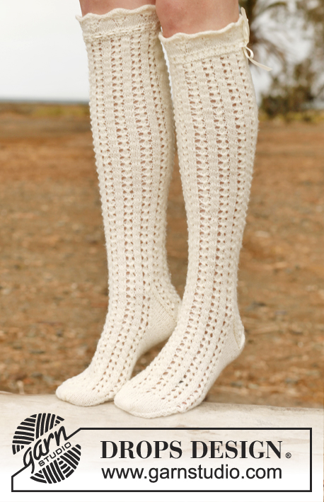 Eleonora / DROPS 146-37 - Knitted DROPS stockings with lace pattern in Fabel. Size 35 – 43.
