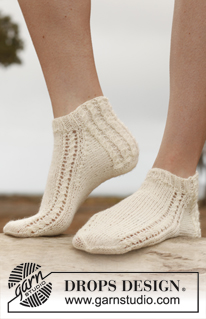 Twisty / DROPS 146-40 - Knitted DROPS ankle socks with small cables in Fabel. Size 35 - 43.