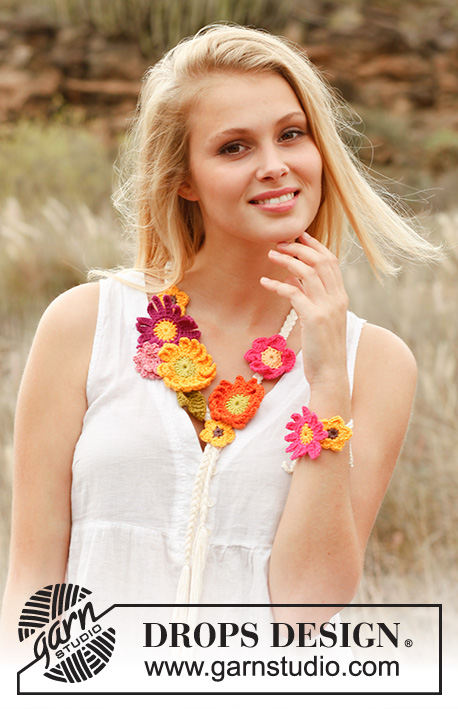 Summer bouquet / DROPS 147-41 - Gevlochten DROPS halsketting en armband met gehaakte zomerbloemen van ”Safran”.
