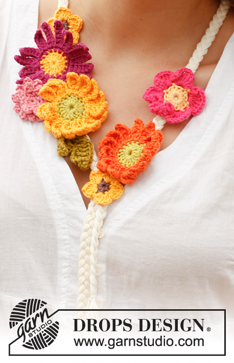 Summer bouquet / DROPS 147-41 - Gevlochten DROPS halsketting en armband met gehaakte zomerbloemen van ”Safran”.
