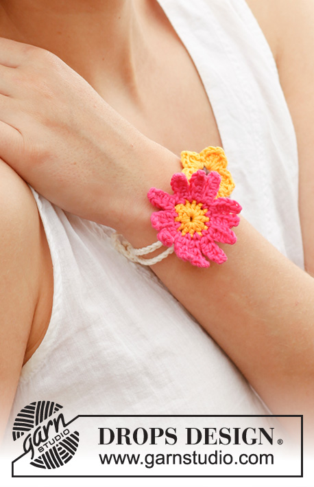 Summer bouquet / DROPS 147-41 - Flettet DROPS smykke og armbånd i ”Safran” med hæklede sommerblomster