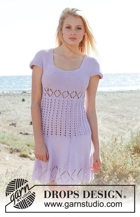 Emma / DROPS 148-12 - Gebreide DROPS jurk in ribbelst met korte mouwen en kantpatroon van ”Cotton Light”. Maat: S - XXXL.
