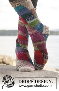 Colour play / DROPS 149-22 - Knitted DROPS socks with displacement in 4 colours in ”Fabel”.