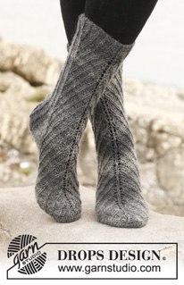 Herringbone / DROPS 149-23 - Knitted DROPS socks with displacements in ”Delight”. Size 35 - 43.