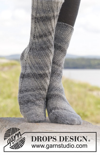Swirly / DROPS 150-20 - Knitted DROPS socks with displacement and rib in ”Fabel”.