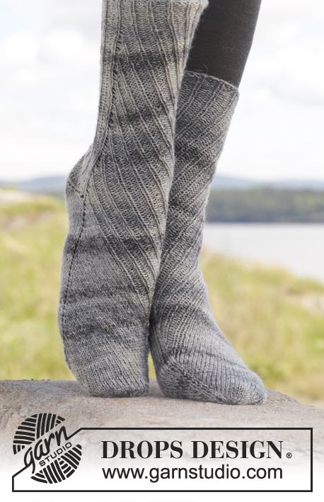 Swirly / DROPS 150-20 - DROPS ponožky s diagonálním žebrovým vzorem pletené z příze Fabel. 