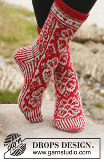 Free patterns - Christmas Socks & Slippers / DROPS 150-5