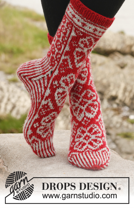 Winter Rose Socks / DROPS 150-5 - Gebreide DROPS sokken met Noors patroon, vanaf de teen omhoog gebreid van ”Karisma”. 