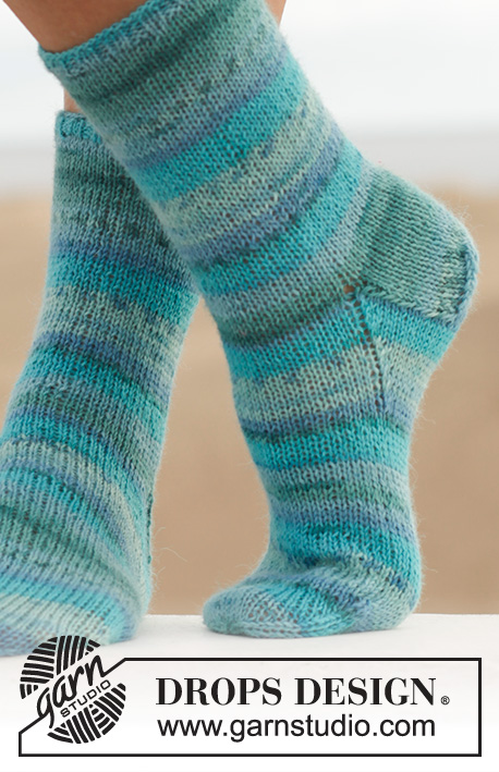 Blue Notes / DROPS 152-7 - DROPS ponožky pletené lícovým žerzejem z příze Fabel. Velikost: 35-43.
