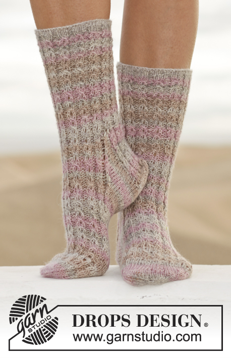 Mable's Cables / DROPS 154-28 - DROPS ponožky s copánkovým vzorem pletené z příze Fabel. Velikost: 35-43.
