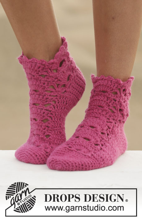 Milla / DROPS 154-33 - Gehaakte DROPS sokken met kantpatroon van 1 draad ”Big Fabel” of 2 draden Fabel. Maat: 35-43.