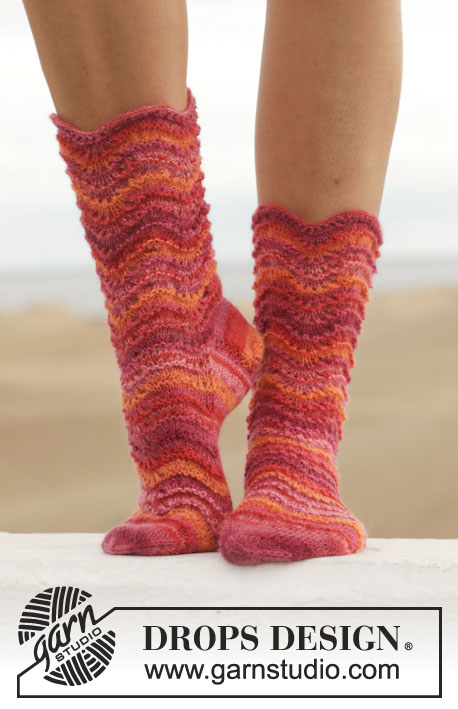 Cherry Jam / DROPS 154-5 - DROPS ponožky s vlnkovým vzorem pletené z příze Fabel. Velikost: 35-43.
