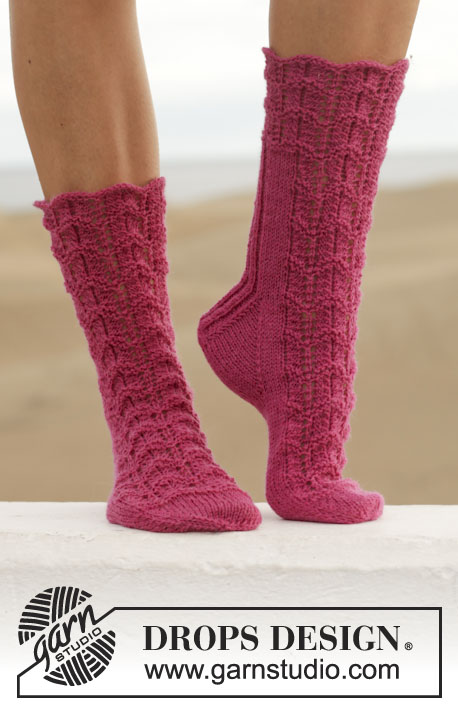 Love Walked In / DROPS 155-13 - DROPS ponožky s krajkovým vzorem pletené z příze Fabel. Velikost: 35-43.
