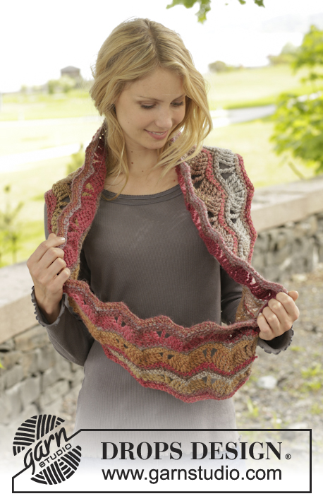 Autumn Waves / DROPS 156-33 - Crochet DROPS neck warmer with lace pattern in ”Big Delight”.